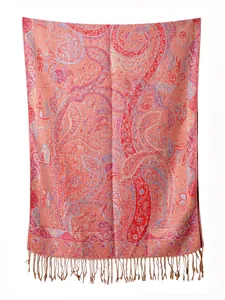 Dettaglio del motivo jacquard paisley rosa con sottili frange su questo scialle pashmina