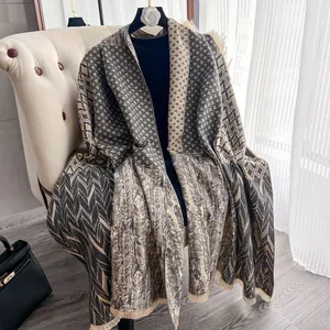 Scialle tipo cashmere con motivi geometrici e frange per l'autunno e l'inverno