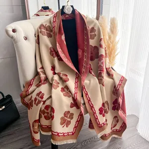 Châle réversible en cachemire synthétique avec motif jacquard trèfle et fines franges