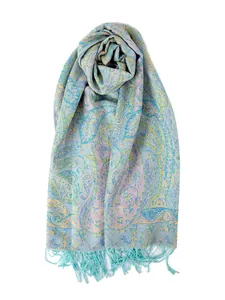 Dettaglio della sciarpa pashmina celeste con stampa paisley colorata e frange