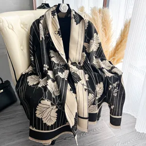 Elegante scialle in cashmere jacquard floreale nero e beige con dettagli di frange