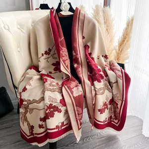 Scialle etnico in cashmere con motivi floreali di prugno e bordi con frange retrò