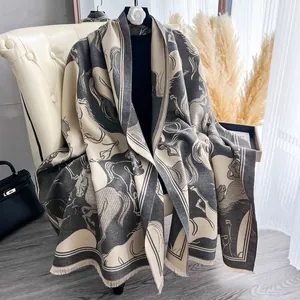 Elegante sciarpa reversibile in finta cachemire con stampa di cavalli e frange fini