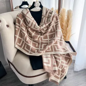 Beige-brauner Schal in Kaschmir-Optik mit geometrischem Muster und Fransen