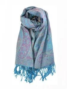 Dettaglio dello scialle pashmina blu con motivo jacquard paisley e nappe a frangia