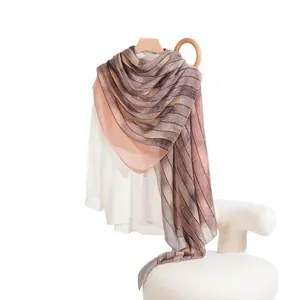 Sciarpa scialle leggera in chiffon a righe sfumate da donna su supporto