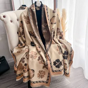 Châle élégant en imitation cachemire à motif trèfle et franges en beige et marron