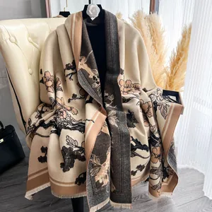 Sciarpa scialle etnica in cashmere con motivo floreale beige e dettagli di frange