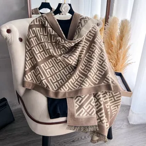 Sciarpa spessa in finto cashmere con motivi geometrici marroni e frange per inverno