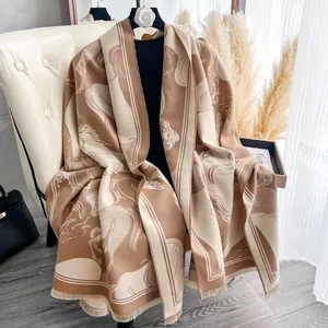 Elegante sciarpa in cashmere spesso con motivo a cavallo e frange in cammello e beige