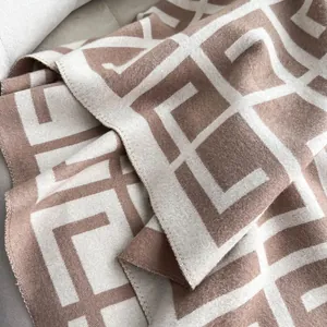 Moderner dicker Strickschal mit geometrischem Jacquard-Muster in Rosa und Weiß für den Winter