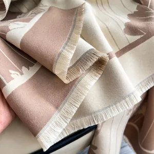 Dettaglio ravvicinato del tessuto jacquard premium con eleganti bordi a frangia