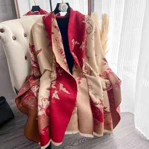 Dettaglio del motivo floreale jacquard e delle frange su questa sciarpa invernale