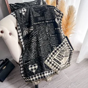 Écharpe Écossaise à Imprimé Journal Vintage pour Femmes Effet Cachemire Châle Chaud avec Glands Mode Damier Coeur