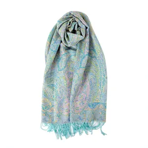 Sciarpa pashmina celeste con motivi paisley jacquard e decorazioni con frange