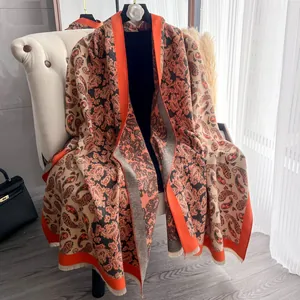 Scialle pashmina classico con stampa paisley, bordo arancione e frange per l'autunno
