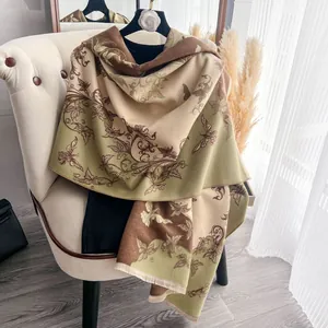 Dettaglio di scialle in maglia floreale vintage con frange in verde matcha e marrone