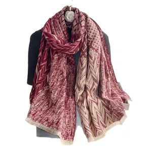 Scialle pashmina bordeaux e crema con motivo geometrico a piume e bordi con frange
