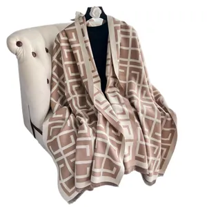 Dicker geometrischer Jacquard-Schal in Beige und Camel mit Fransen für den Winter