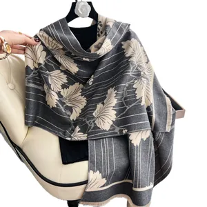 Sciarpa lunga in jacquard floreale grigio e beige con frange per uno stile elegante