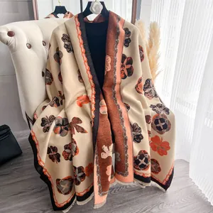 Détail d'un châle doux en cachemire avec motifs floraux vintage et bords à franges