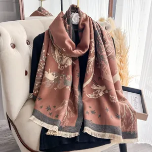 Dettaglio di una scialle di lusso effetto cashmere con stampa floreale di pegaso mitico