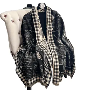Écharpe classique en imitation cachemire à imprimé journal avec carreaux et finitions à franges
