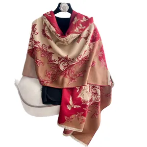Sciarpa invernale spessa con motivi jacquard floreali rossi e frange eleganti