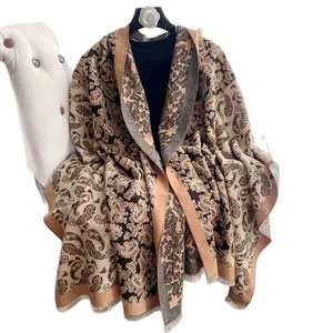 Sciarpa spessa da donna con stampa paisley e frange in caldi toni kaki e beige