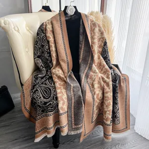 Dettaglio dello scialle jacquard paisley spesso con eleganti bordi sfilacciati