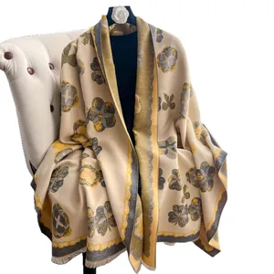 Écharpe élégante au toucher cachemire avec motifs floraux jaunes et à franges