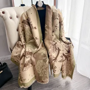Dettaglio della sciarpa in cashmere con stampa di animali della foresta e renne