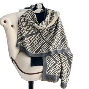 Sciarpa spessa in finto cashmere con motivo geometrico a labirinto grigio e bianco