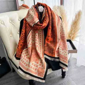 Dettaglio di uno scialle in simil cashmere con motivo paisley, nappe e stile bohémien