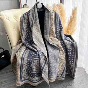 Dettaglio macro di una sciarpa paisley con morbida texture tipo cashmere e frange
