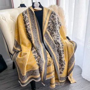Scialle pashmina bohémien con motivo paisley giallo e grigio con dettagli frange