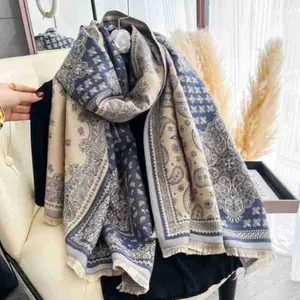 Dettaglio dei motivi paisley e delle frange su questa pesante sciarpa invernale blu