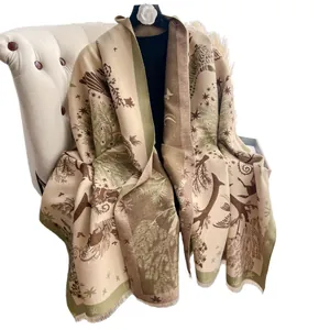Sciarpa spessa in finto cashmere con motivo jacquard cervo della foresta e frange