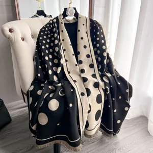 Sciarpa spessa in cashmere double-face a pois con nappe e motivi floreali di camelia