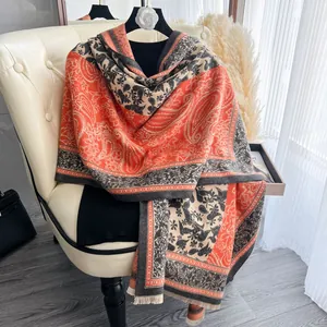 Sciarpa pashmina jacquard paisley arancio e grigio con dettagli di frange morbide