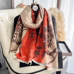 Scialle pashmina jacquard con motivi di bambù e uccelli in arancione e beige con frange