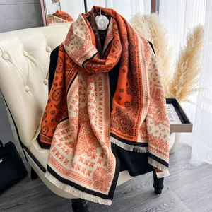 Scialle retrò effetto cashmere con motivi paisley arancioni e bordi con nappe