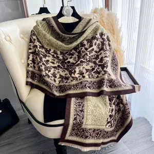 Dettaglio del motivo paisley floreale su morbido scialle effetto cashmere con frange