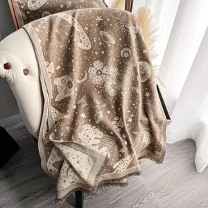 Dettaglio della sciarpa in cashmere con motivo jacquard gatto pianeta e frange