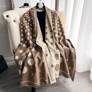 Sciarpa a pois marrone e beige in finto cashmere con frange per l'autunno e l'inverno