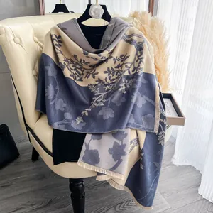 Scialle jacquard in bambù finta lana con eleganti motivi floreali e bordi a frange