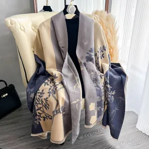 Dettaglio di sciarpa jacquard con motivo a bambù, frange morbide e stampa elegante