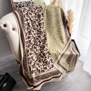 Dettaglio macro dello scialle Bohemian Paisley con trama morbida e bordi con frange