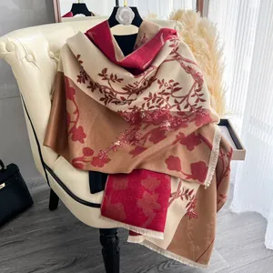 Sciarpa scialle jacquard di bambù con motivi floreali vintage e dettagli di frange