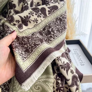 Dettaglio macro di sciarpa bohémien motivo paisley con frange morbide e trama spessa